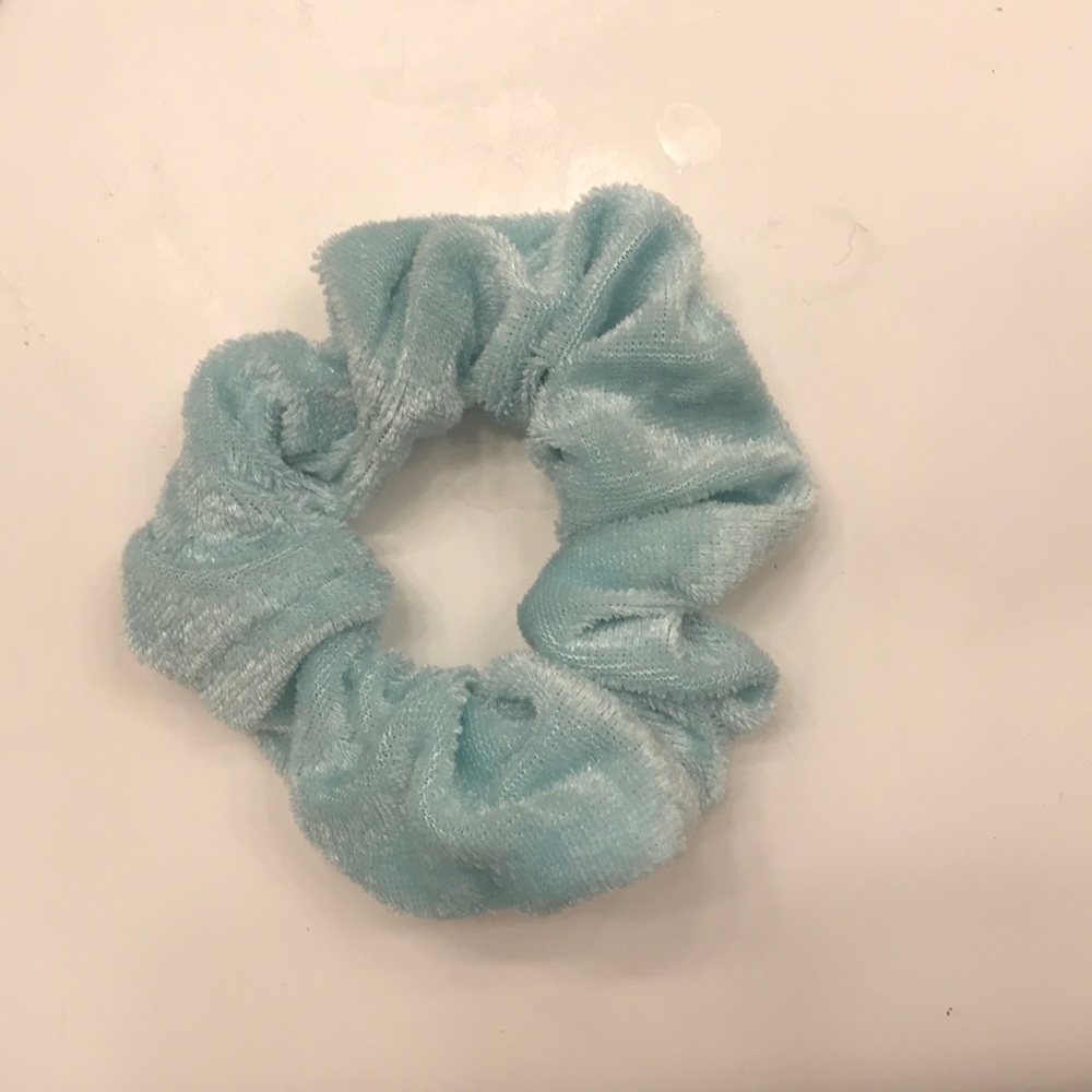 Baby blue scrunchie I’m actually giving it for $1